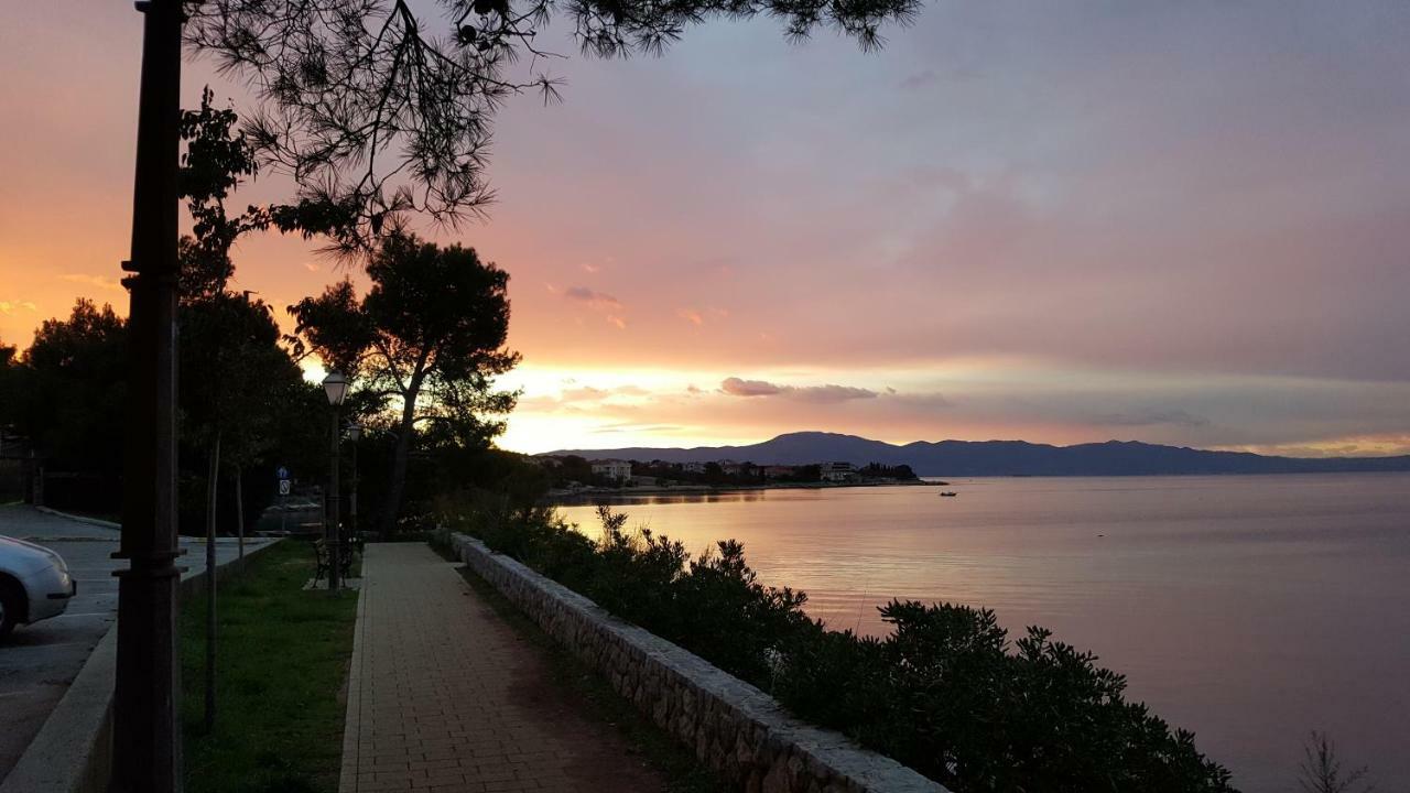 Vila Kraljica Malinska Bagian luar foto